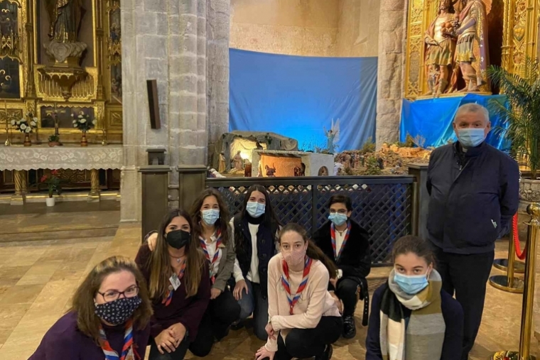 Juniors de la Colegiata y la Asociación Belenista montan el Belén en la Seu