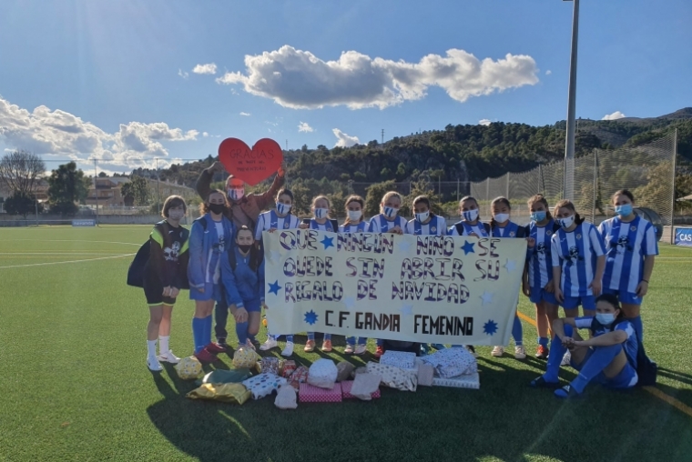 Éxito de la recogida de juguetes del CF Gandia Femenino