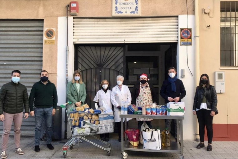 Nuevas Generaciones del PP de Gandia entrega los alimentos solidarios