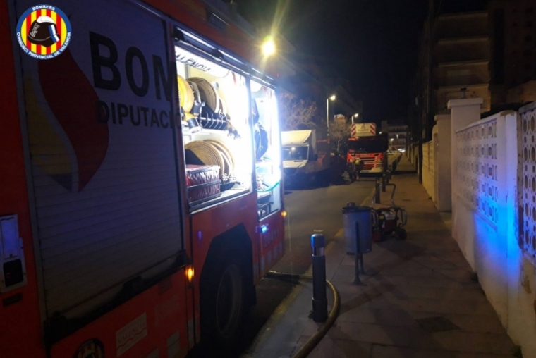 Incendio en una vivienda de planta baja en la playa de Gandia