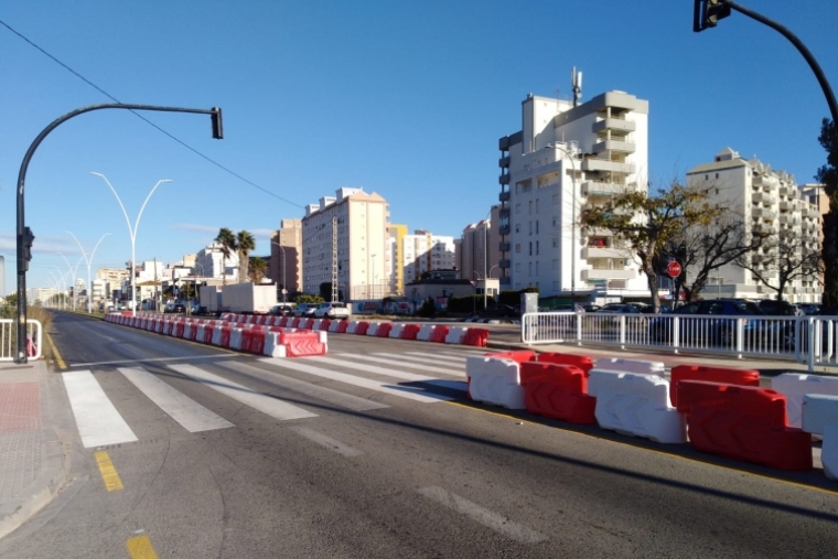 Deportistas en peligro de atropello en el bulevar de la playa de Gandia