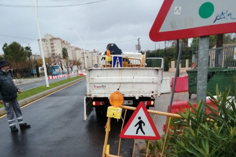 Tráfico actúa en el semáforo del bulevar de la playa de Gandia