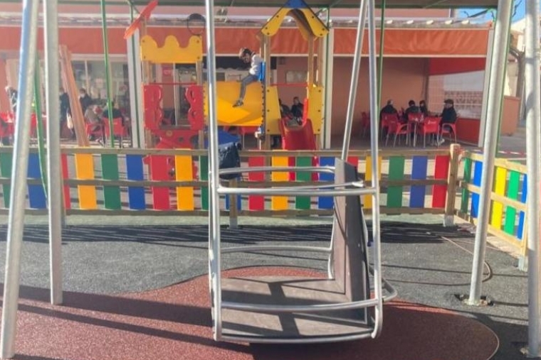 El Real de Gandia instala dos columpios que ayudan a quienes lo necesitan