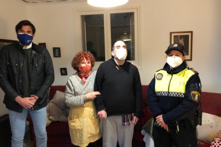 Beniflà vacuna a su primer vecino contra el COVID-19