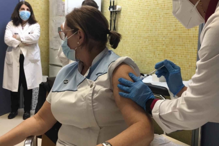 Salud vacuna a los profesionales sanitarios de Gandia, Oliva y Bellreguard