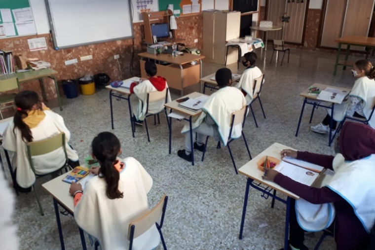 Alumnos de El Real de Gandia ya tiene la manta-escuela