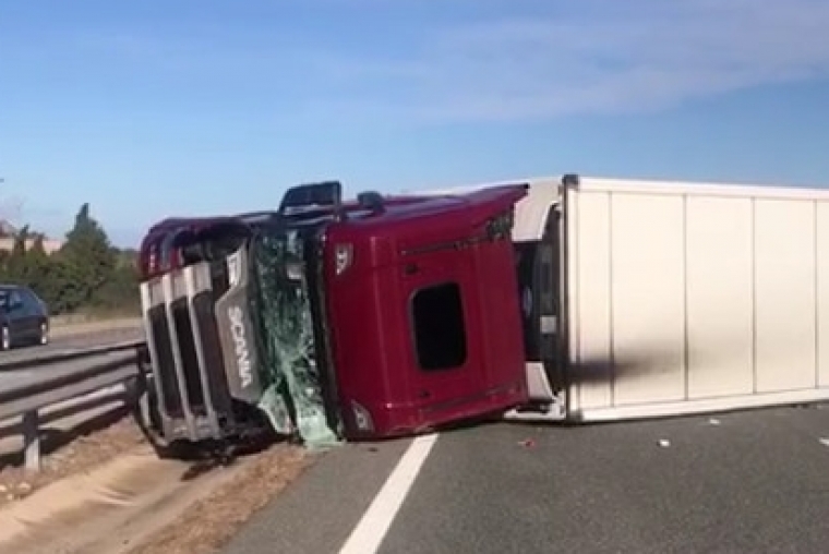 Con viento de 124 km/h vuelca un camión en la AP-7 en Tavernes