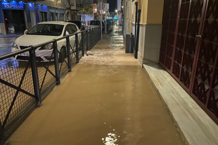 La rotura de una tubería inunda la calle Carmelites de Gandia