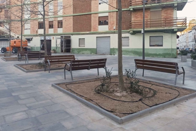 Oliva remodela las zonas ajardinadas del sector XV y del Conde de Oliva