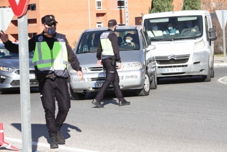 Un centenar de multas y una fiesta ilegal resumen del cierre de Gandia