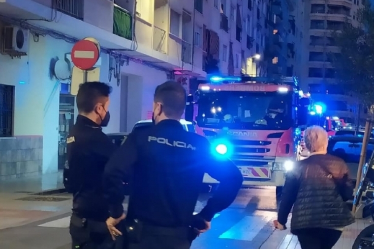 Dos personas con quemaduras y una policía atendida en un incendio en Gandia