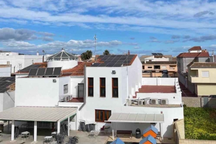 Beniflà instala placas fotovoltaicas para ahorrar el 50% de luz al año