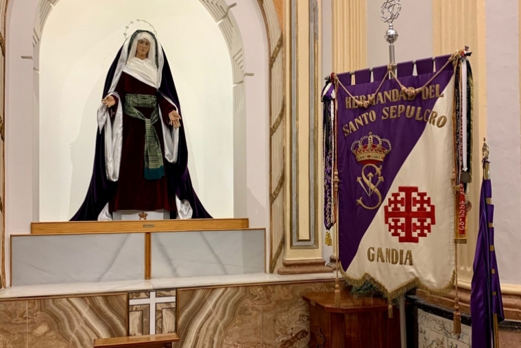 La Hermandad del Sepulcro de Gandia viste a la Virgen Hebrea
