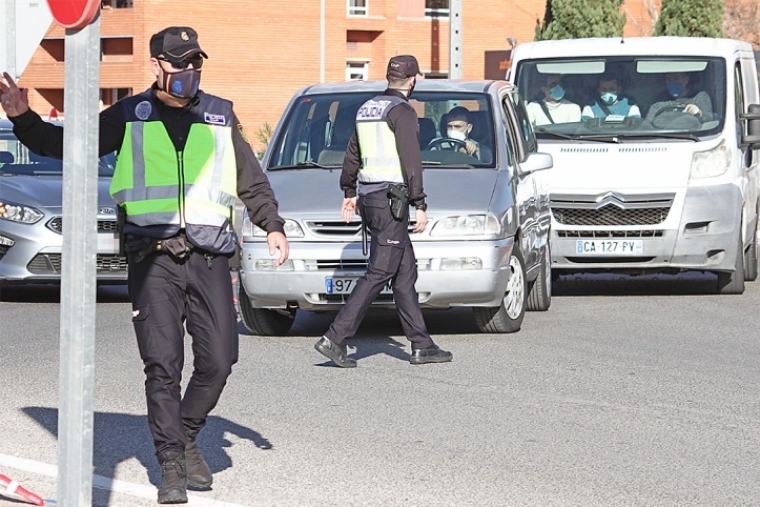 La Policía Nacional multa en Gandia a 350 personas por el confinamiento