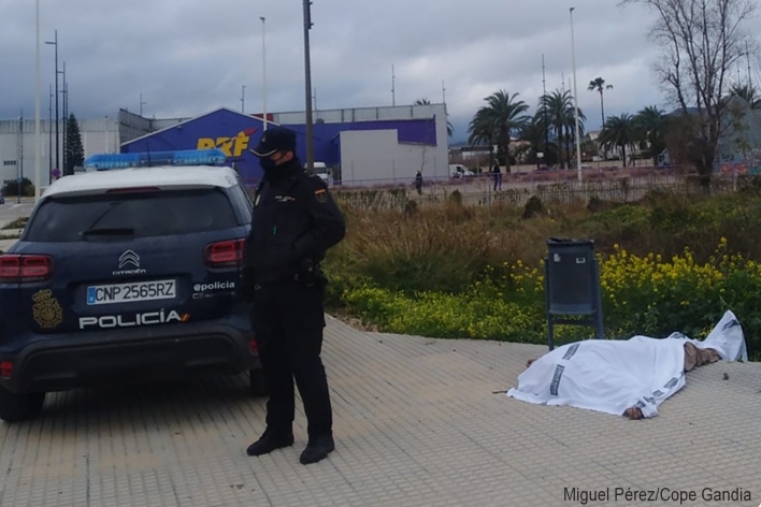 Un indigente fallece en plena calle cuando iba camino del Hospital de Gandia