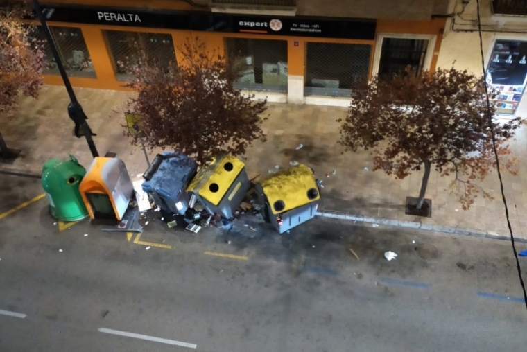 Un conductor empotra su vehículo contra cuatro contenedores en Gandia