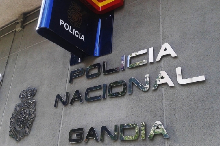 La Policía Nacional detiene en Gandia a un hombre tras incendiar un coche