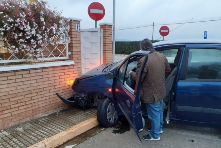 Se sale de la carretera chocando contra una casa en Guardamar de la Safor