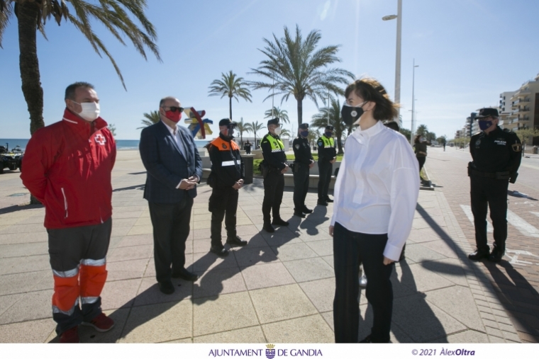Presentados los servicios de arena en la playa de Gandia para mañana