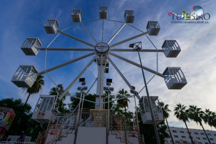 Comienza la instalación de una noria panorámica en el Grau de Gandia