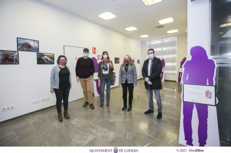 Gandia visibiliza a la mujer en el deporte con la exposición Remando Juntas