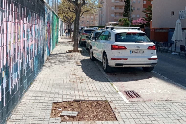 Quejas en La Fosforera por incívicos padres en el colegio del Grau de Gandia