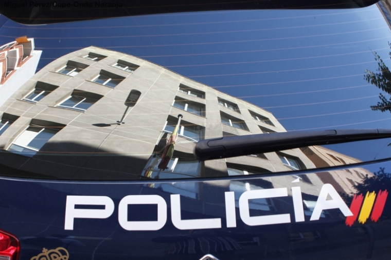 La Policía Nacional detiene en Gandia a dos hombres robando en una vivienda