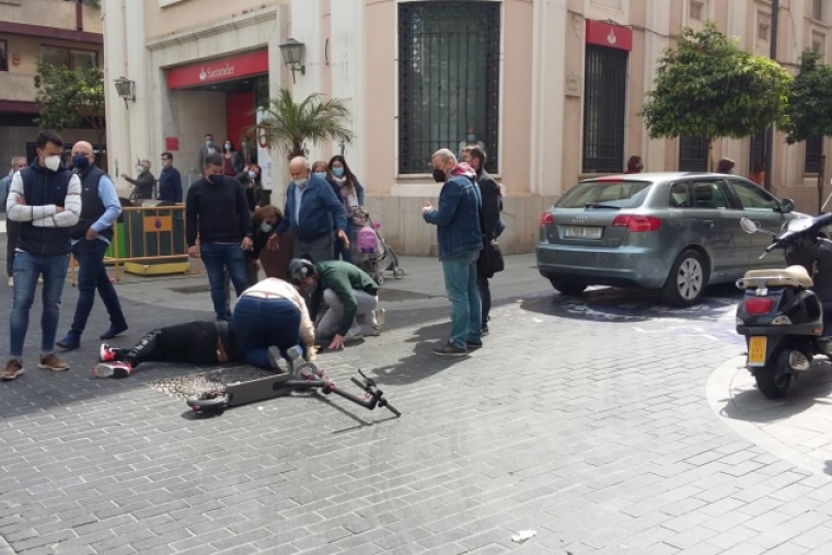 El conductor de un patinete resulta herido en un accidente en Gandia