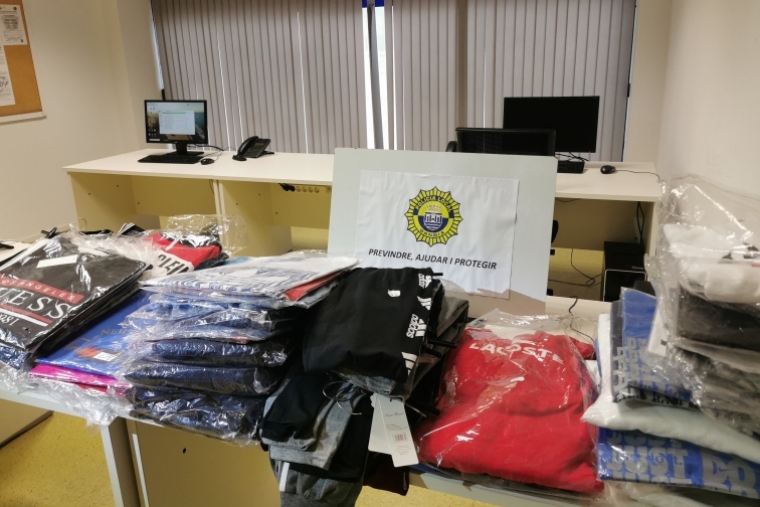 La Policía Local de Gandia se incauta de ropa falsificada en el Mercadillo