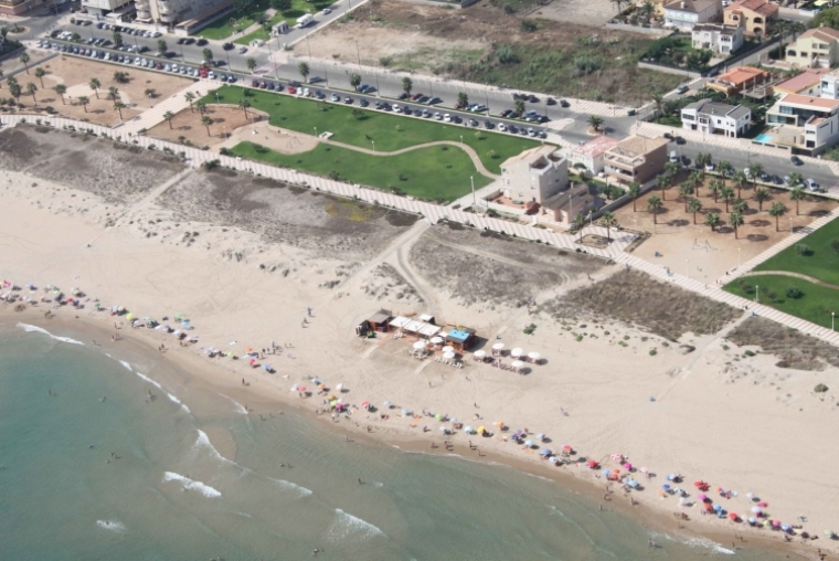 Un dron visualiza a un hombre ahogado en la playa de Daimús