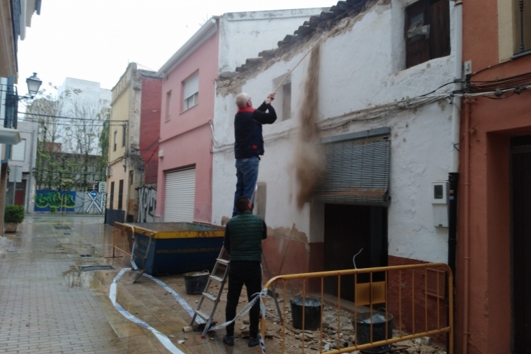 Se derrumba parte del tejado de una casa en el Raval de Gandia