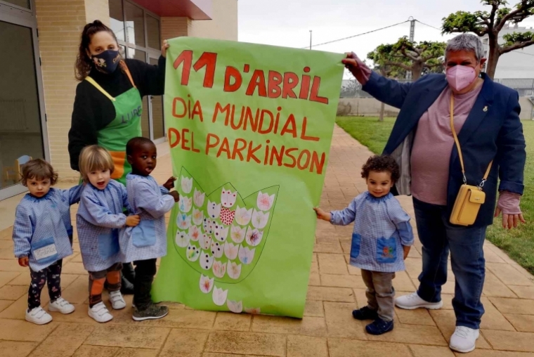 Escolares de Xeraco en el Día Mundial del Parkinson con un mural para Gandia