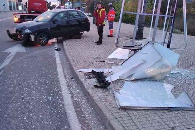 Destroza el vehículo tras impactar contra un mupi de publicidad en Gandia