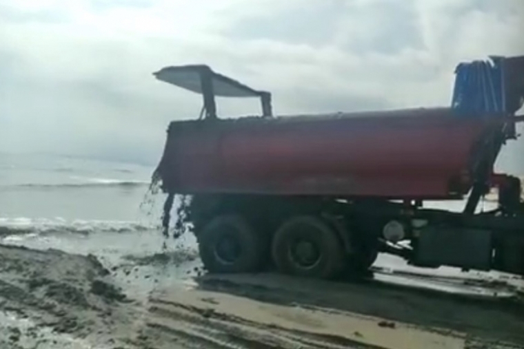 Costas retira del Náutico de Oliva arena para regenerar las playas