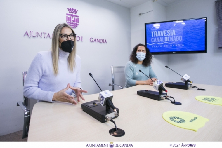 Gandia pone en valor su canal de nado con la primera travesía