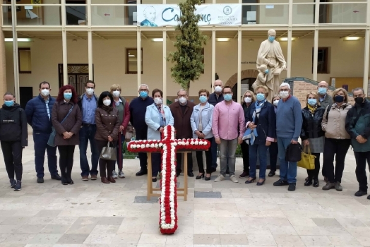 Las Hermandades de Gandia colocan y bendicen las Cruces de Mayo