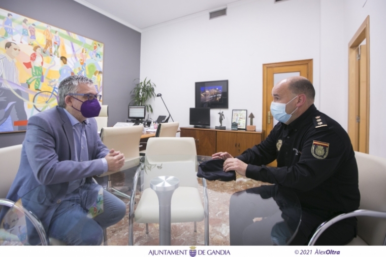 El vicealcalde de Gandia recibe al nuevo Comisario de la Policía Nacional