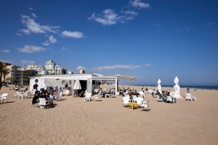 Los nuevos chiringuitos de la playa de Gandia se elegirán entre 29 opciones