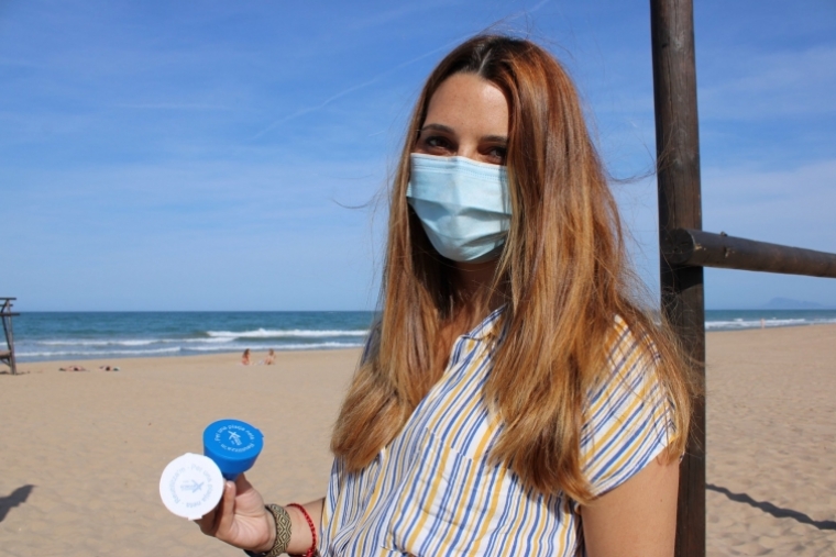 Xeraco reparte ceniceros entre los chiringuitos de la playa