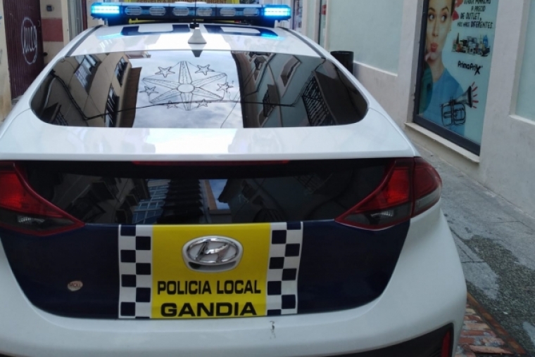 Detenido tras robar la caja registradora de una tienda en Gandia