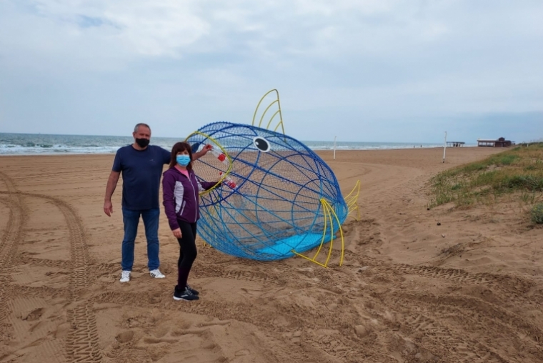 Xeraco instala un pez ''come plástico'' en la playa