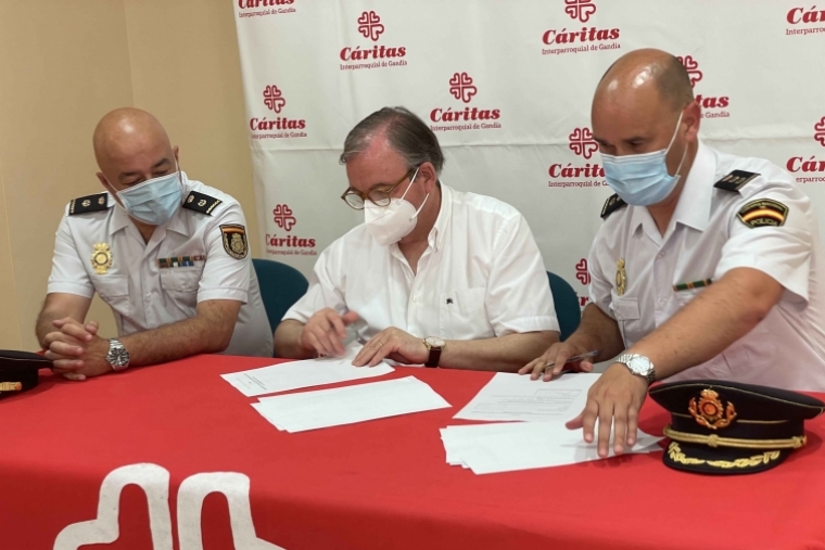 La Comisaría de la Policía Nacional en Gandia entidad con corazón de Cáritas
