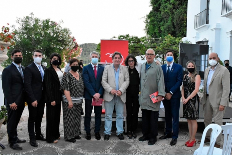 El Instituto Cervantes recibe el legado de Brines para la Caja de las Letras