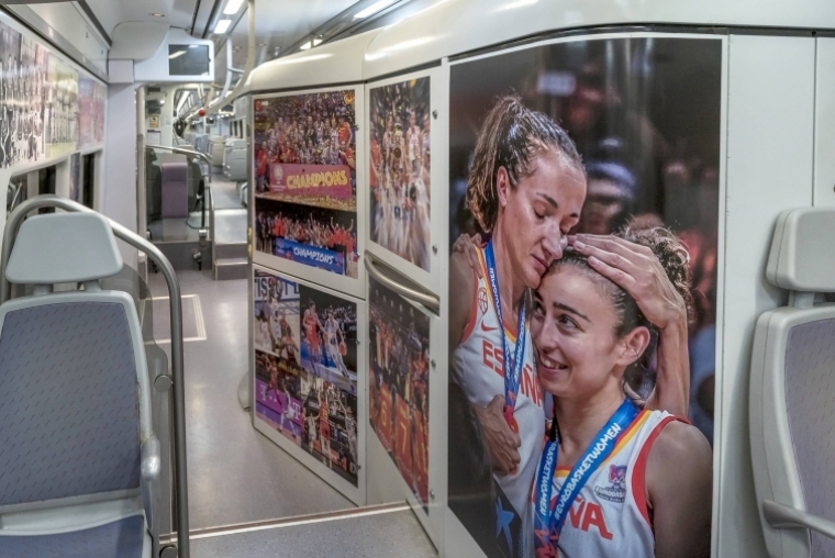 Exposición sobre baloncesto en los trenes de Gandia-València