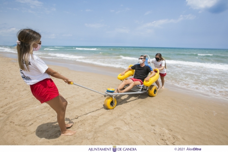 Gandia mejora la accesibilidad a los puntos de baño adaptado en la playa