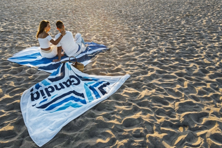 Gandia reedita el kit de playa segura para este verano y añade un pareo