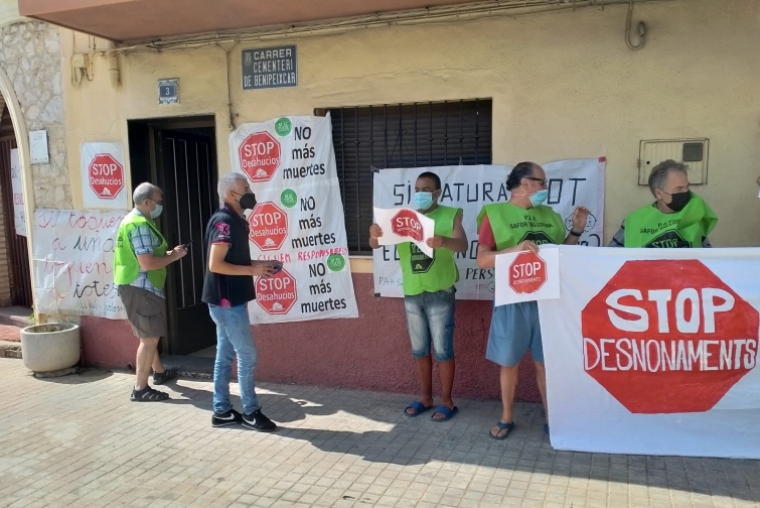 La PAH detiene un desahucio con menores en el Sifó de El Real de Gandia