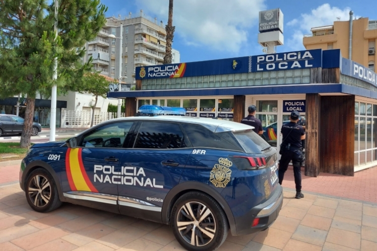 La Policía Nacional comienza el servicio de atención al turista en Gandia