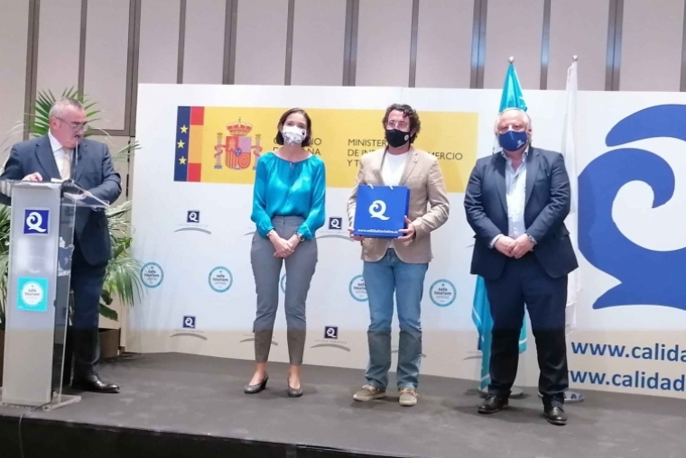 Mascarell recoge de manos de la Ministra de Turismo las banderas para Gandia