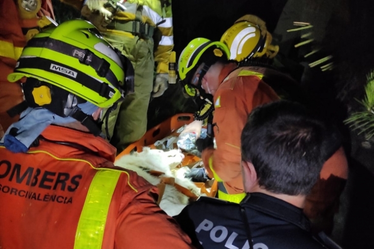 Bomberos y policía rescatan a dos hombres y un perro perdidos en Villalonga